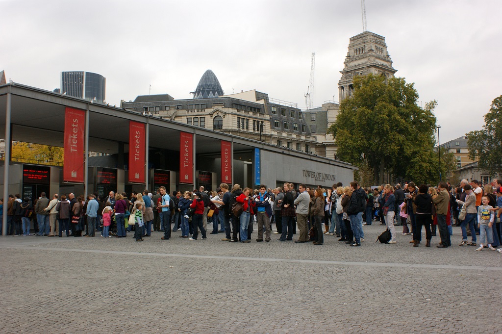 一堆人等著買票進倫敦塔