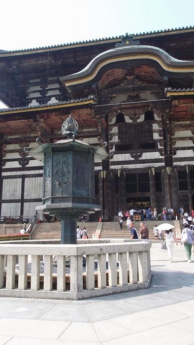 因最原始的東大寺遇過大火後重建，寺前的這個爐反而是最有歷史的