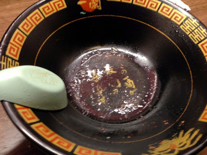 喝完湯的話可以看到湯碗底下藏有神秘文字！