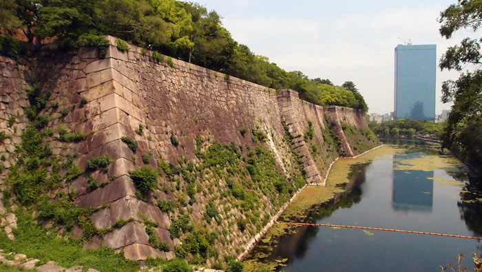 護城河的城牆 遠方大樓還映著天守閣的影像