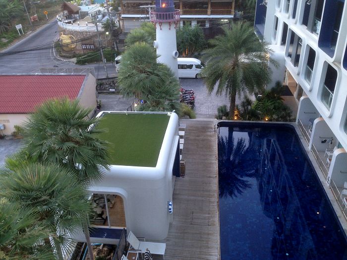 從住的房間看出去，飯店有個自己私人的游泳池