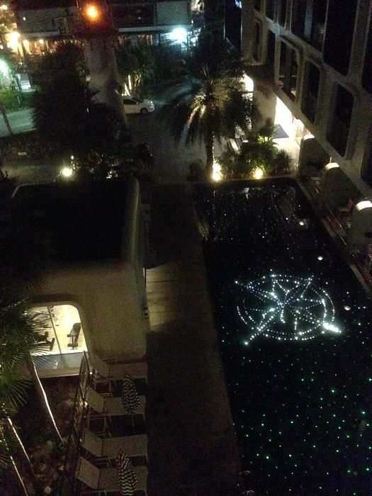 晚上游泳池點了燈更加美麗！